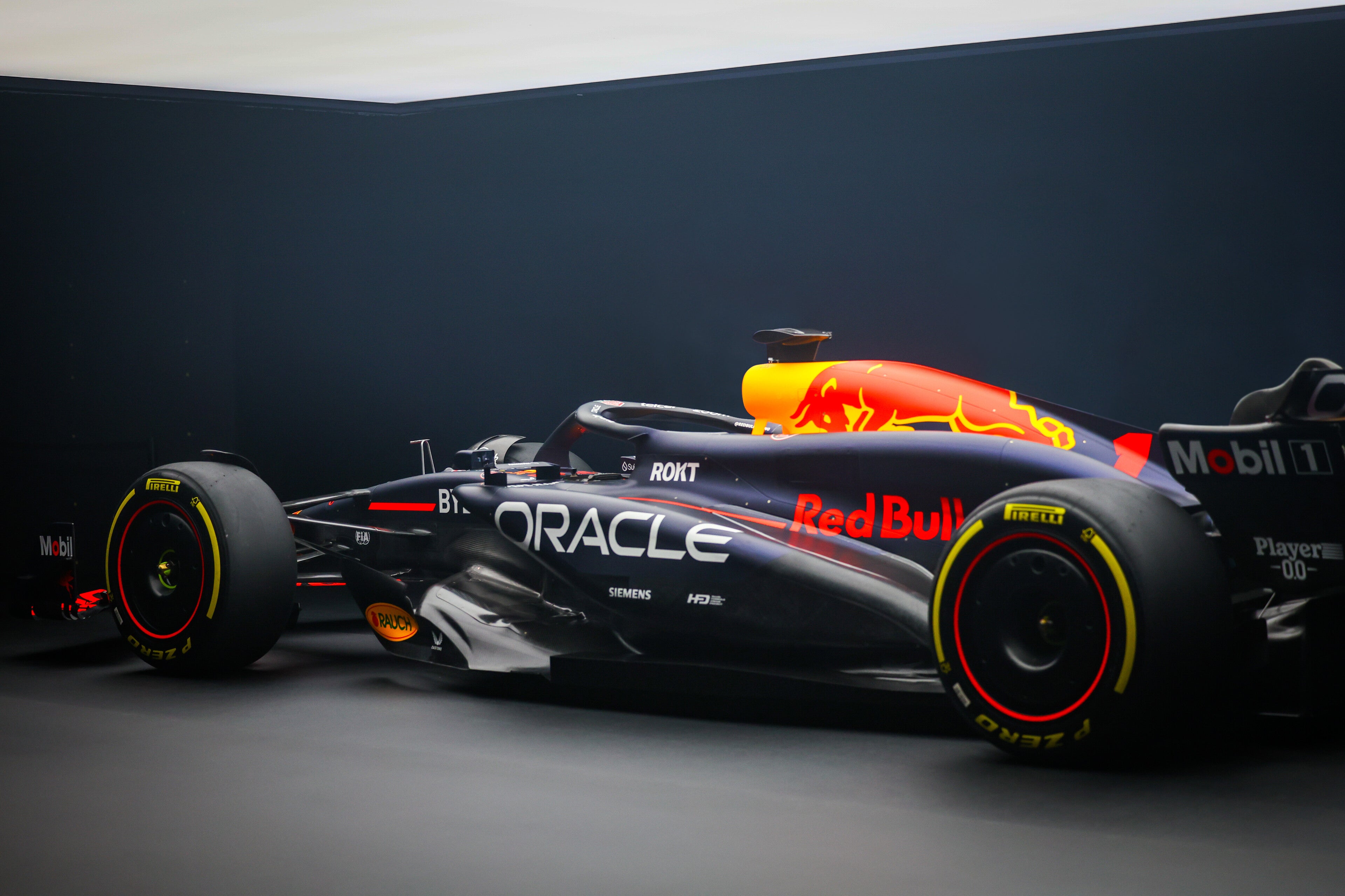 Official Oracle Red Bull Racing 2024 RB20 Show Car – F1 Authentics