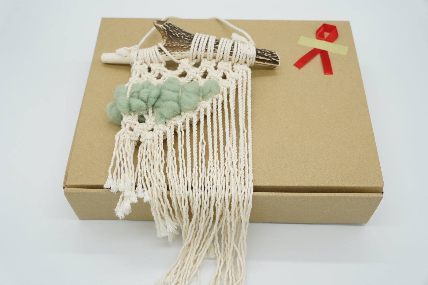 ギフトにも！】鹿角マクラメタペストリー小【raviliss】 – MOMIJI